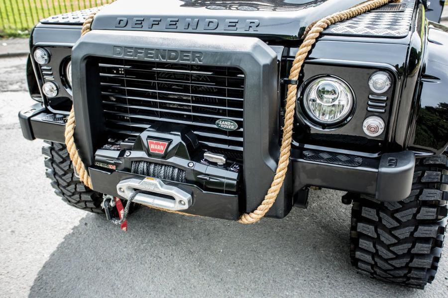 Детали экстерьера Land Rover Defender 110 James Bond Villain 2017 года  (фото 5 из 21)
